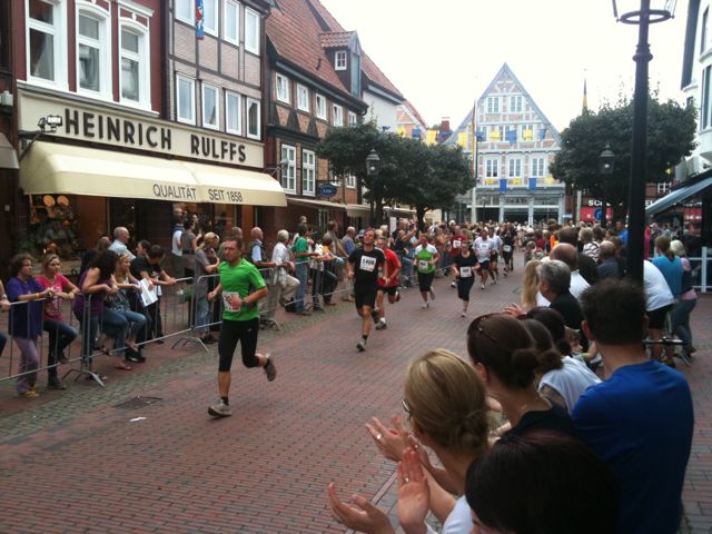 Die Läufer kommen durch die Breite Straße in Richtung Ziel