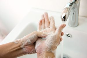 Wasser und Seife oft besser als Desinfektionsmittel